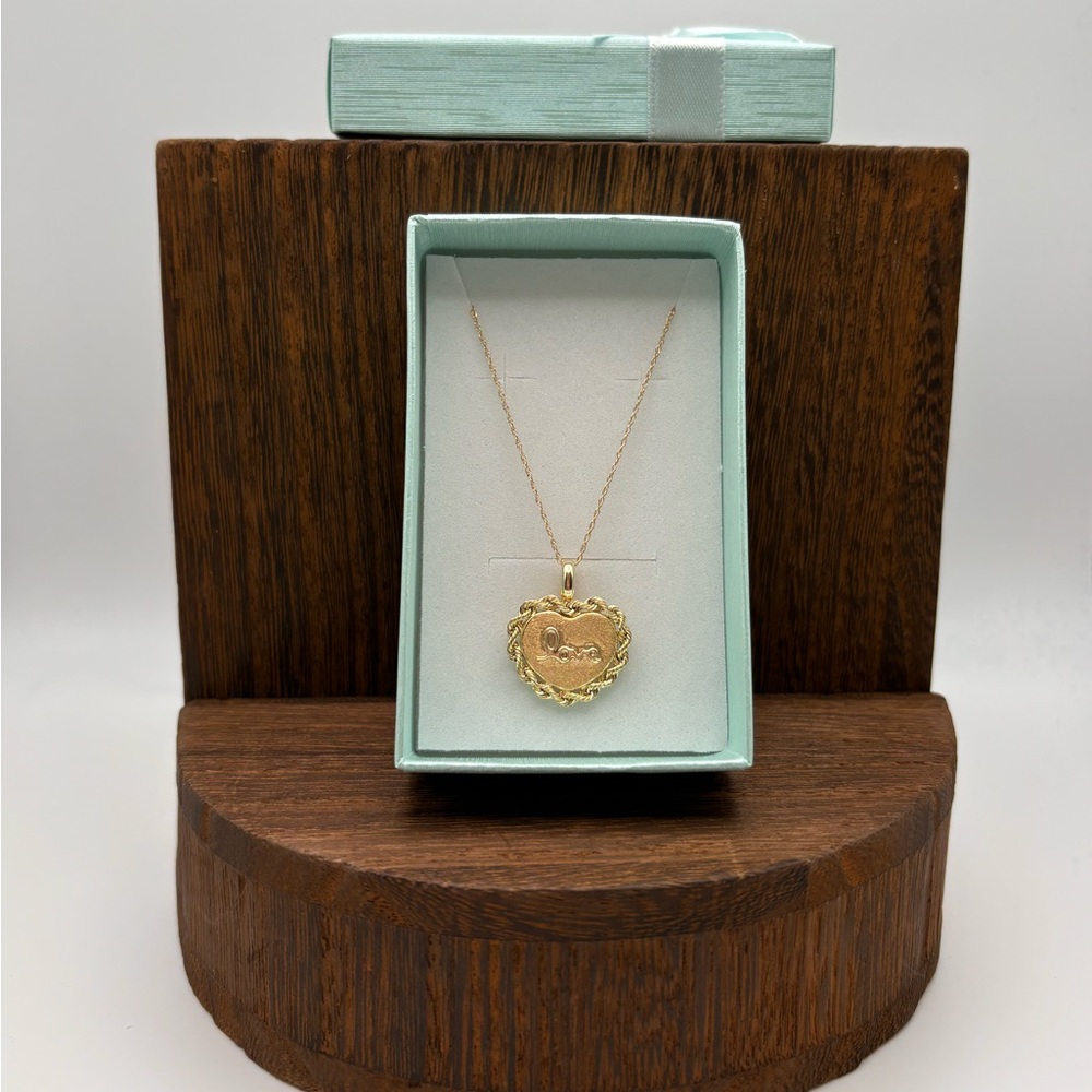 10kt gold Love heart pendant necklace